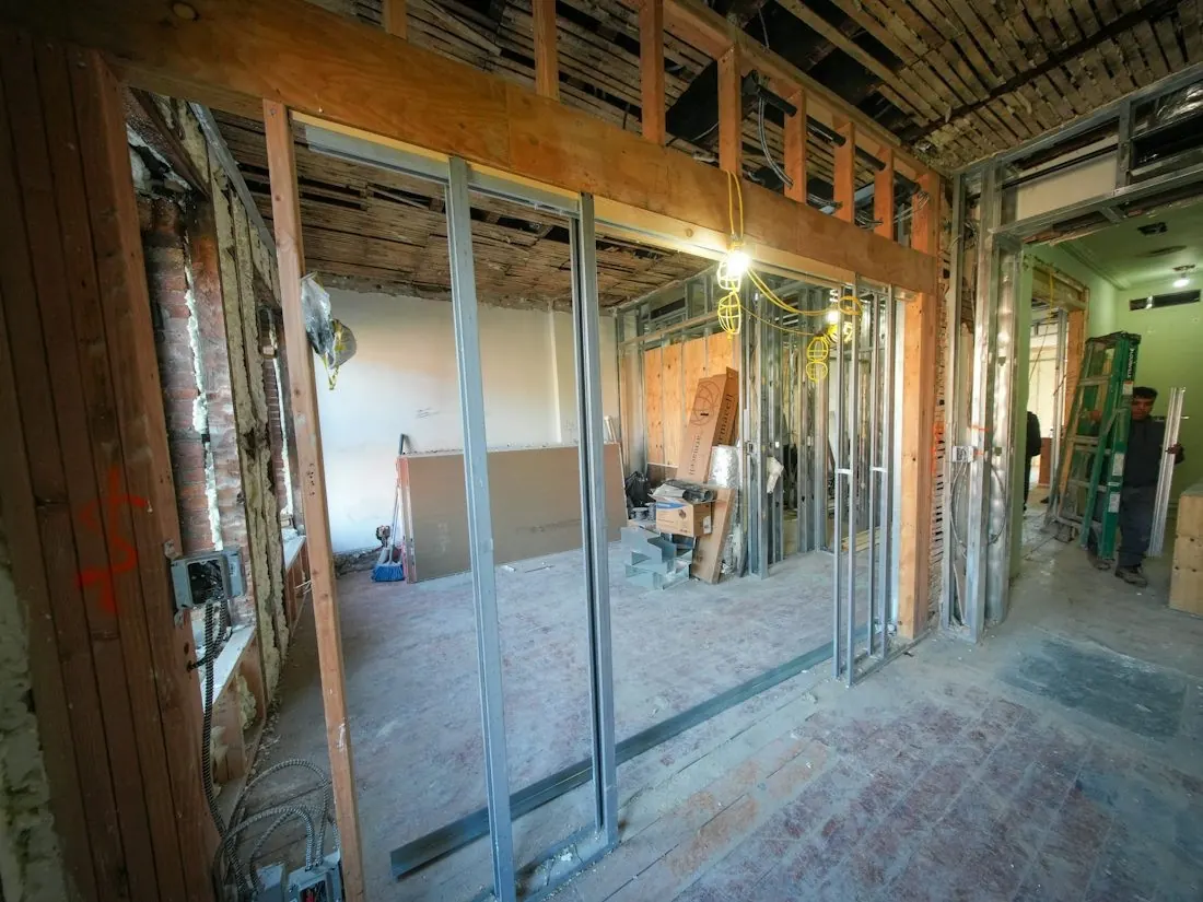 Un sous-sol en rénovation, charpente à nu.