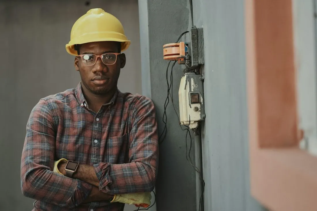 Un surintendant avec un casque de chantier jaune.